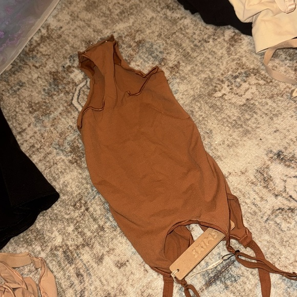 Skims fits everybody thong bodysuit bronze - Picture 4 of 4